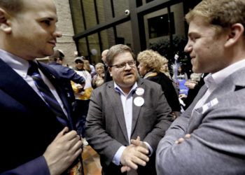 Mike Wessell (cent), quien era republicano y ahora es demócrata, habla con otros partidarios de la política demócrata de Pensilvania Pam Iovino en Pittsburgh el 2 de abril del 2019. Foto: Keith Srakocic / AP.