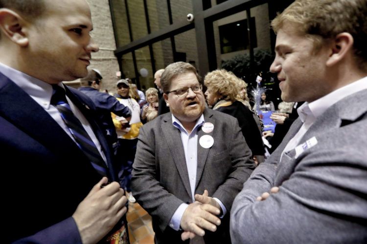 Mike Wessell (cent), quien era republicano y ahora es demócrata, habla con otros partidarios de la política demócrata de Pensilvania Pam Iovino en Pittsburgh el 2 de abril del 2019. Foto: Keith Srakocic / AP.