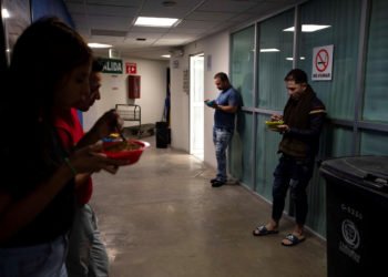 Migrantes cubanos en un albergue de la fronteriza Ciudad Juárez, en el estado de Chihuahua (México). Foto: Alejandro Bringas / EFE / Archivo.