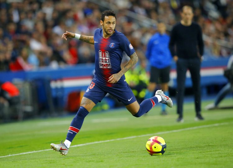 El delantero brasileño Neymar del Paris Saint-Germain se desplaza con el balón en el partido ante Mónaco por la liga francesa, en París, el domingo 21 de abril de 2019. Foto: Michel Euler / AP.