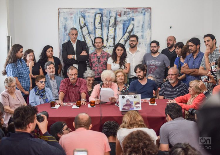 Estela de Carlotto, presidenta de La Asociación Abuelas de Plaza de
Mayo, anuncia en conferencia de prensa el hallazgo de la nieta 129. Foto: Kaloian.