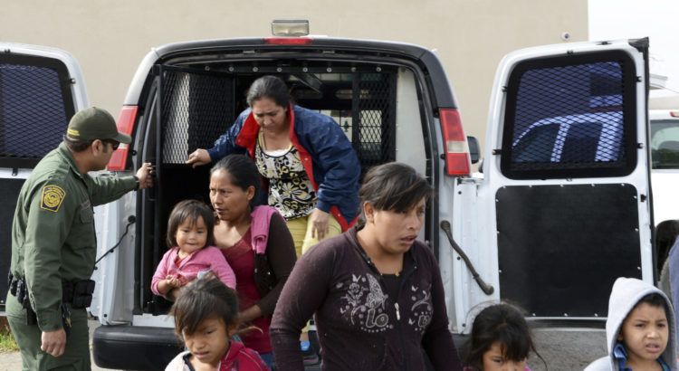 En esta fotografía del viernes 12 de abril de 2019, un agente de la Patrulla Fronteriza ayuda a migrantes a salir de una camioneta en la Misión de Rescate Gospel en Las Cruces, Nuevo México. (Blake Gumprecht/The Las Cruces Sun News vía AP)