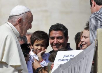 El papa Francisco saluda a la joven activista climática sueca Greta Thunberg, a la derecha, durante su audiencia pública semanal en la Plaza de San Pedro del Vaticano, el miércoles 17 de abril de 2019. Foto: Alessandra Tarantino / AP.