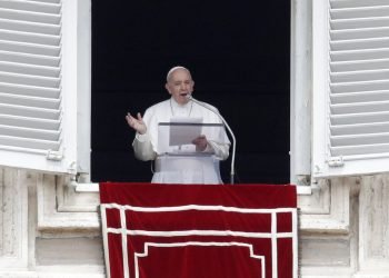 El Papa Francisco pronuncia su discurso durante la oración del mediodía desde la ventana de su estudio con vista a la Plaza de San Pedro, en el Vaticano, el domingo 28 de abril de 2019. Foto: Alessandra Tarantino / AP.