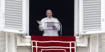 El Papa Francisco pronuncia su discurso durante la oración del mediodía desde la ventana de su estudio con vista a la Plaza de San Pedro, en el Vaticano, el domingo 28 de abril de 2019. Foto: Alessandra Tarantino / AP.