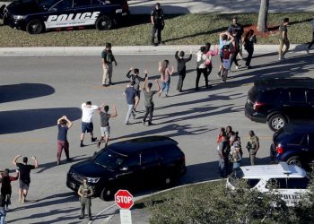 Alumnos son evacuados de su escuela en Parkland tras la masacre del año pasado. AP