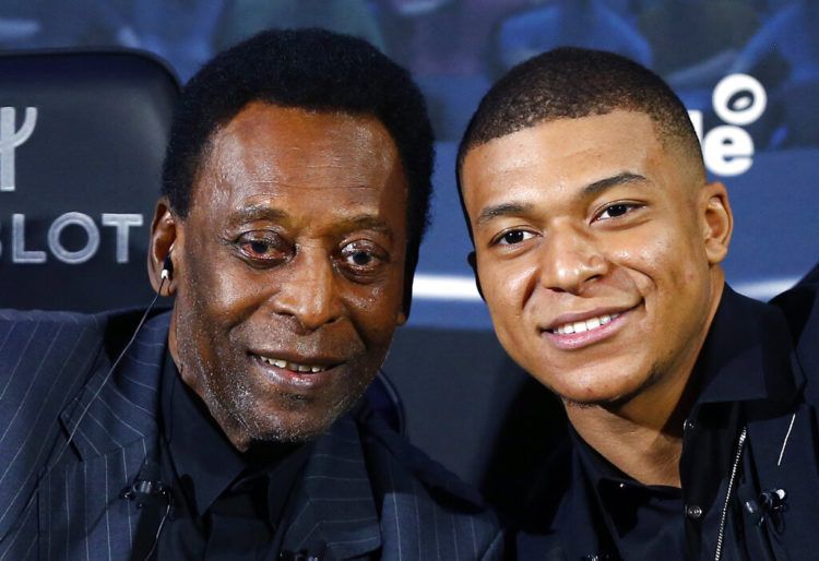 Pelé y el jugador francés Kylian Mbappé posan durante una sesión fotográfica en París, 2 de abril del 2019. Foto: AP.