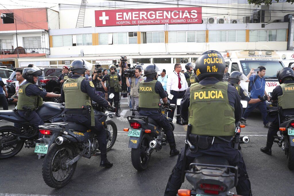 Agentes de la policía montan guardia en la entrada de emergencia del hospital Casimiro Ulloa donde el expresidente peruano Alan García es operado después de que se disparó en Lima, Perú, el miércoles 17 de abril de 2019. García se disparó en la cabeza antes de ser detenido por la policía en medio acusaciones de que recibió un pago ilegal del gigante de la construcción brasileño Odebrecht. (AP Foto / Martín Mejía)