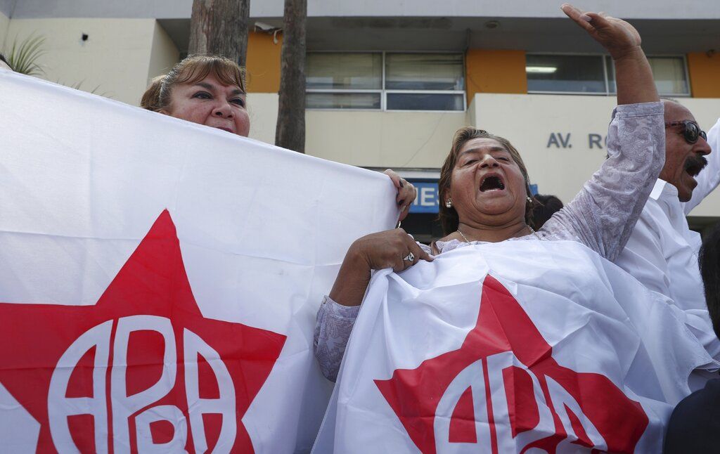 Partidarios del expresidente peruano Alan García se reúnen afuera del hospital donde es operado luego de que se disparó en Lima, Perú, el miércoles 17 de abril de 2019. García se disparó en la cabeza antes de ser detenido por la policía en medio de denuncias de que recibió un pago ilegal del gigante de la construcción brasileño Odebrecht. (AP Foto / Martín Mejía)