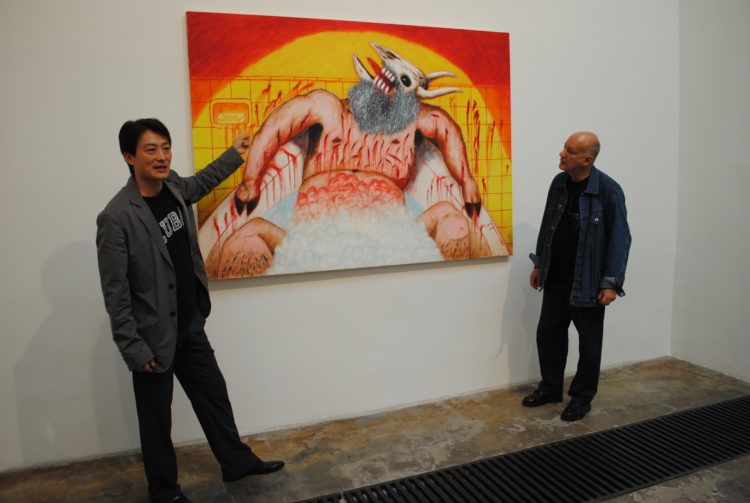 El galerista chino Cheng Xin Dong junto a la obra del artista cubano Rafael Zarza.