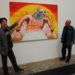 El galerista chino Cheng Xin Dong junto a la obra del artista cubano Rafael Zarza.