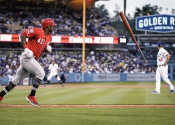 Con uno de sus habituales y electrizantes bat flip, Yasiel Puig desató la locura en Los Ángeles. Foto: Cincinnati Reds