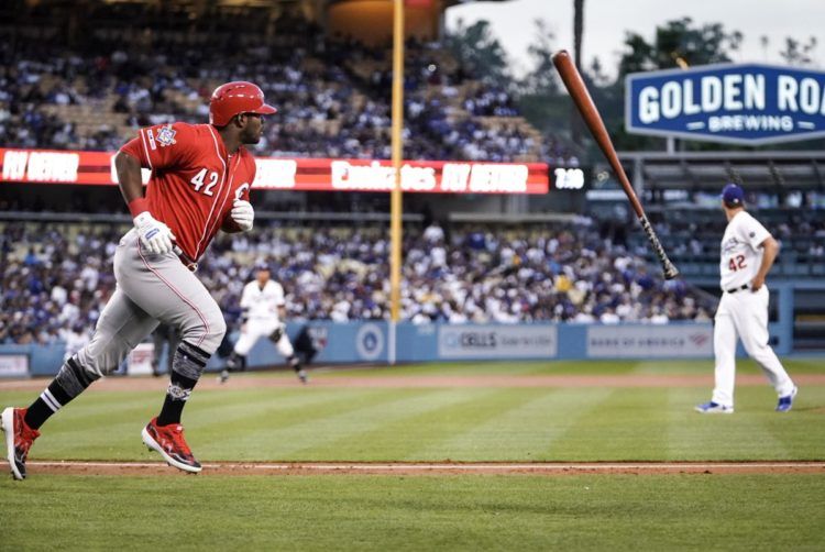 Con uno de sus habituales y electrizantes bat flip, Yasiel Puig desató la locura en Los Ángeles. Foto: Cincinnati Reds