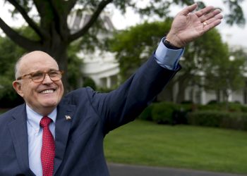 En esta imagen de 2018, Rudy Giuliani, abogado del presidente Donald Trump, saluda a los asistentes al Día de Deportes y Ejercicio de la Casa Blanca en el Patio Sur de la Casa Blanca en Washington. Foto: Andrew Harnik / AP / Archivo.