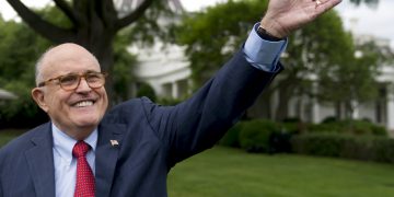 En esta imagen de 2018, Rudy Giuliani, abogado del presidente Donald Trump, saluda a los asistentes al Día de Deportes y Ejercicio de la Casa Blanca en el Patio Sur de la Casa Blanca en Washington. Foto: Andrew Harnik / AP / Archivo.