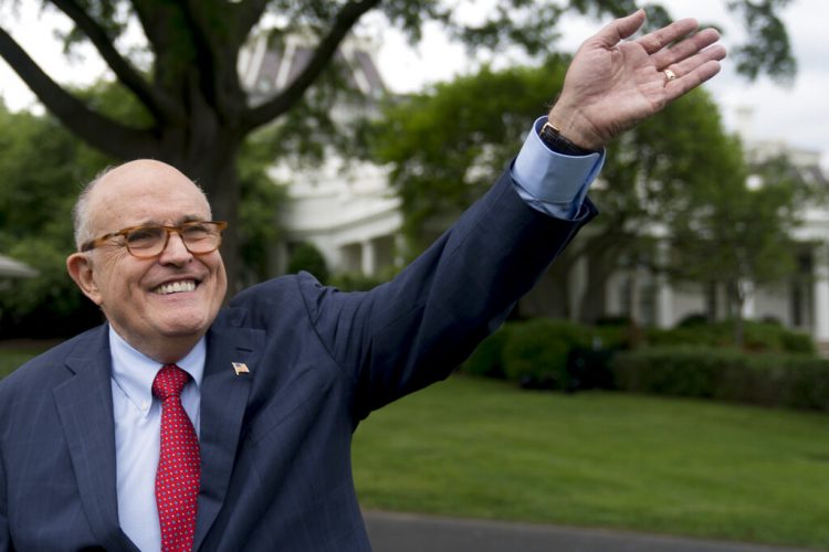 En esta imagen de 2018, Rudy Giuliani, abogado del presidente Donald Trump, saluda a los asistentes al Día de Deportes y Ejercicio de la Casa Blanca en el Patio Sur de la Casa Blanca en Washington. Foto: Andrew Harnik / AP / Archivo.