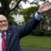 En esta imagen de 2018, Rudy Giuliani, abogado del presidente Donald Trump, saluda a los asistentes al Día de Deportes y Ejercicio de la Casa Blanca en el Patio Sur de la Casa Blanca en Washington. Foto: Andrew Harnik / AP / Archivo.