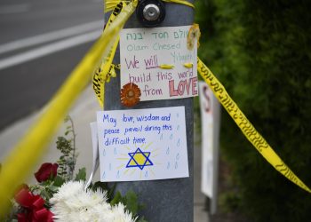 Algunos mensajes yacen en un altar improvisado el 28 de abril del 2019 frente a la sinagoga en San Diego atacada el día anterior. Foto: Denis Poroy / AP.