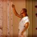 Manchas de sangre se en el muro y en una estatua de Jesucristo después de una explosión en la iglesia de San Sebastián, en Colombo, Sri Lanka, el domingo 21 de abril de 2019. Foto: AP.