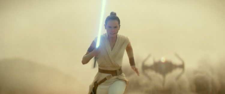 En esta imagen difundida por Lucasfilm Ltd., Daisy Ridley como Rey en una escena de "Star Wars: Episode IX". (Lucasfilm Ltd. vía AP)