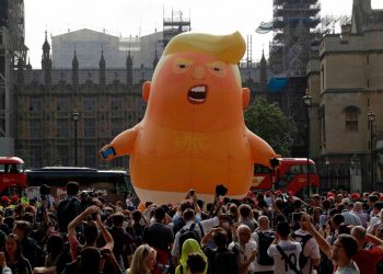 El dirigible "Trump Baby", durante las protestas masivas por la visita del mandatario estadounidense al Reino Unido en 2018. Foto: @CNN / Twitter.