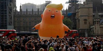 El dirigible "Trump Baby", durante las protestas masivas por la visita del mandatario estadounidense al Reino Unido en 2018. Foto: @CNN / Twitter.