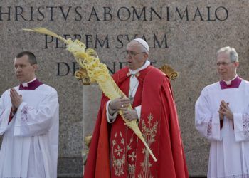 El papa Francisco sostiene una palma durante la celebración del Domingo de Ramos en la Plaza de San Pedro del Vaticano, el domingo 14 de abril de 2019. (AP Foto/Gregorio Borgia)