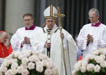 El papa Francisco celebra la misa de Pascua en la Plaza de San Pedro del Vaticano, el domingo 21 de abril de 2019. Foto: Andrew Medichini/AP.