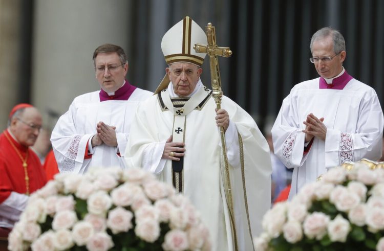 El papa Francisco celebra la misa de Pascua en la Plaza de San Pedro del Vaticano, el domingo 21 de abril de 2019. Foto: Andrew Medichini/AP.