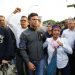 El líder opositor Leopoldo López, en el centro, es recibido por partidarios que se encuentra fuera de la base aérea de La Carlota en Caracas, Venezuela, el martes 30 de abril de 2019. Foto: Ariana Cubillos / AP.