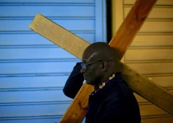 Un feligrés cristiano carga una cruz en Vía Dolorosa rumbo a la Iglesia del Santo Sepulcro durante la procesión del Viernes Santo en la Ciudad Vieja de Jerusalén, el viernes 19 de abril de 2019. Foto: Ariel Schalit / AP.