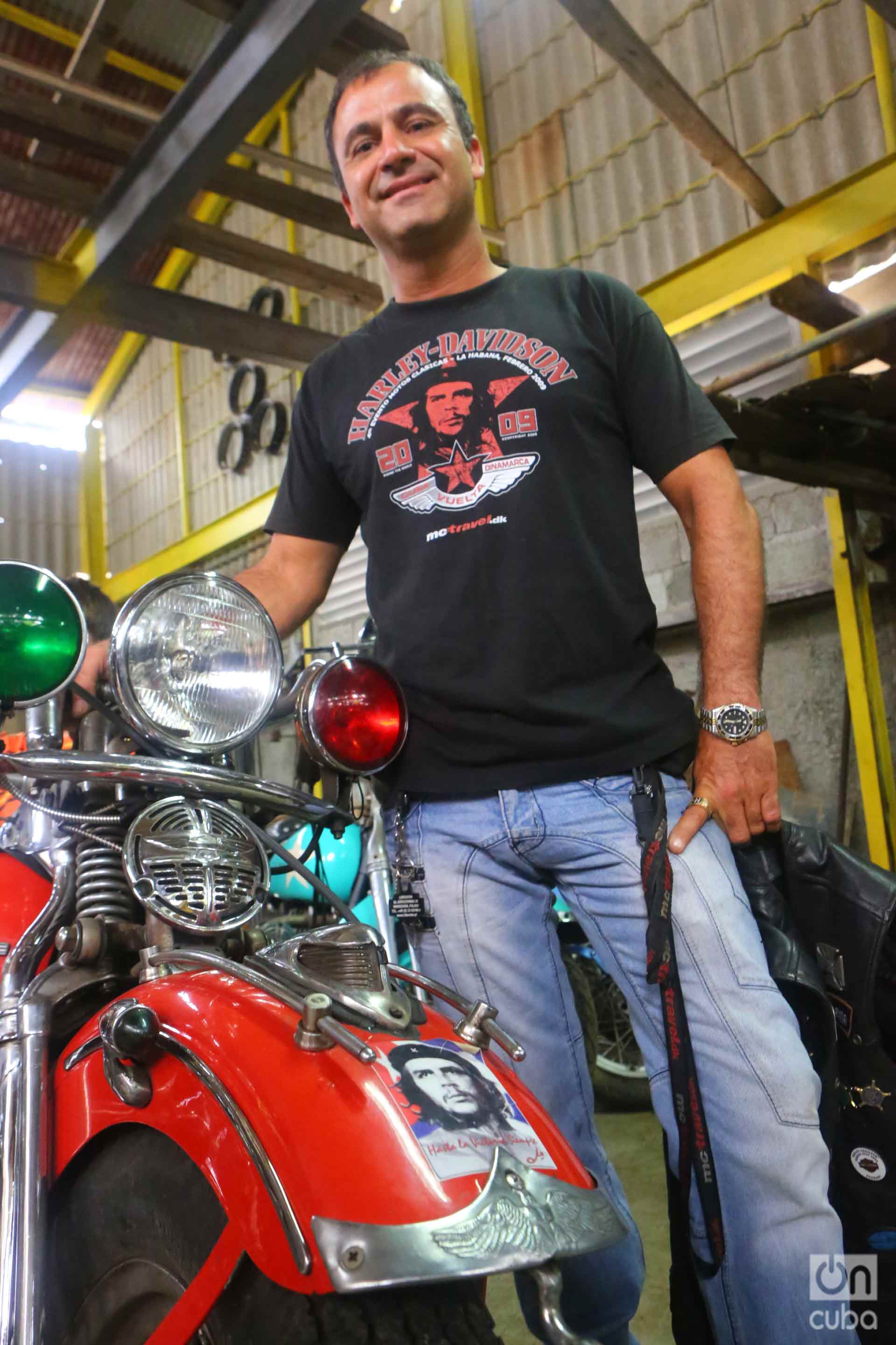 Luis Enrique González con su 1948 Flathead con la pegatina de Che Guevara.