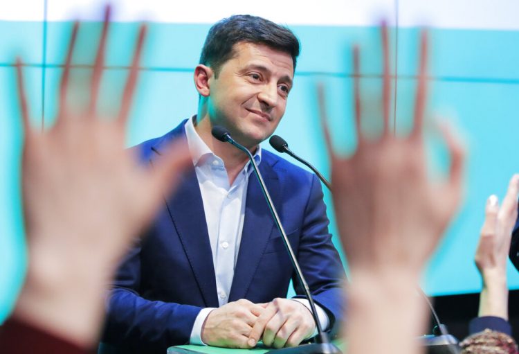 El comediante Volodymyr Zelenski habla a sus seguidores en la sede de su partido tras la segunda vuelta de las elecciones presidenciales en Kiev, Ucrania, el domingo 21 de abril de 2019.  Foto: Vadim Ghirda / AP.