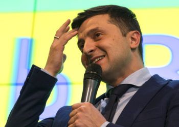 El comediante ucraniano Volodymyr Zelenskiy, mientras responde a una pregunta en una rueda de prensa tras las elecciones presidenciales en Kiev, Ucrania, el domingo 31 de marzo de 2019. Foto: Emilio Morenatti / AP.