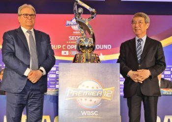 Riccardo Fraccari (izquierda), presentó el calendario del Grupo C de la segunda edición del Premier 12 en Seúl, junto a autoridades del béisbol sudcoreano. Foto: WBSC