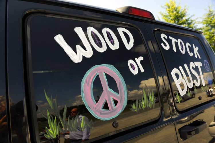 Una camioneta con el letrero "Woodstock or Bust" en el lugar donde se hizo el Festival de Woodstock en Bethel, Nueva York, el 14 de agosto de 2009. Foto: Stephen Chernin / AP.