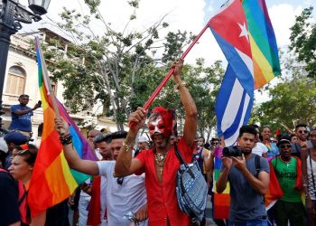 Activistas durante una manifestación ilegal convocada después de que se cancelara la marcha anual del orgullo gay que organiza el oficialista Centro Nacional de Educación Sexual (Cenesex), dirigido por Mariela Castro. Foto: Ernesto Mastrascusa / EFE.