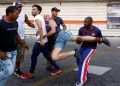 Activistas del colectivo LGTBI y Agentes de la Seguridad del Estado cubano se enfrentaron este sábado durante una manifestación ilegal convocada después de que se cancelara la marcha anual del orgullo gay que organiza el oficialista Centro Nacional de Educación Sexual (Cenesex), dirigido por Mariela Castro. EFE/Ernesto Mastrascusa