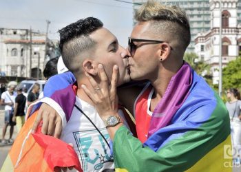 Imagen de archivo de dos hombres besándose durante la celebración de las Jornadas Cubanas contra la Homofobia y la Transfobia. Foto: Otmaro Rodríguez / Archivo OnCuba.