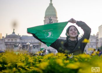 Manifestante a favor del aborto en Argentina. Foto: Kaloian.