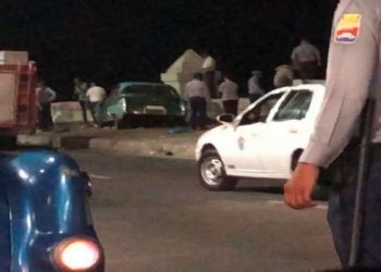 Policías e investigadores junto al auto responsable del accidente masivo de la madrugada del 19 de mayo de 2019 en el malecón de La Habana. Foto: @DircomGuama / Twitter.