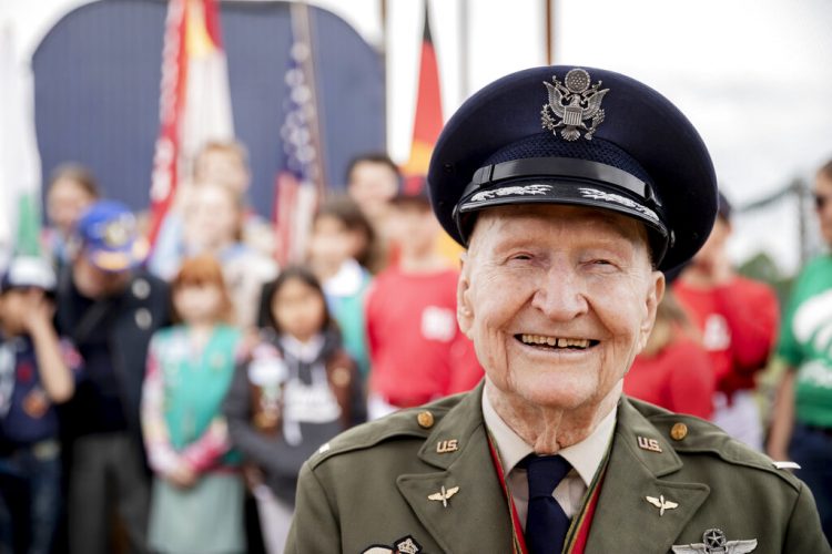 El coronel retirado Gail Halvorsen asiste a una ceremonia para dedicarle el campo de béisbol y softball de los Braves de Berlín, el sábado 11 de mayo de 2019 en Berlín. A Halvorsen se le conoce como el "Bombardero del dulce" o el "Piloto del chocolate" por los pequeños paracaídas con dulce que dejó caer desde su avión a los niños durante el Puente Aéreo con Berlín en 1948 y 1949. (Christoph Soeder/dpa via AP)