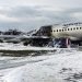 El Sukhoi Superjet 100 de Airflot Airlines sobre la pista del aeropuerto Sheremetyevo de Moscú, después del incendio. Foto: Moscow News Agency vía AP.