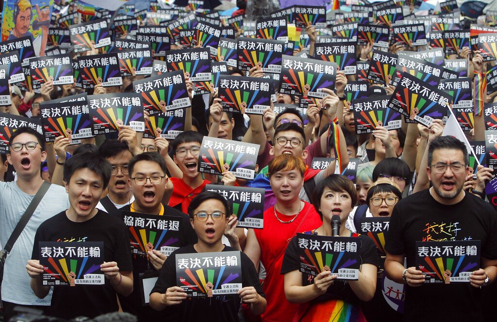 Defensores de los matrimonios entre personas del mismo sexo se manifiestan en el exterior del parlamento taiwanés en Taipei, Taiwán, el 17 de mayo de 2019. (AP Foto/Chiang Ying-ying)