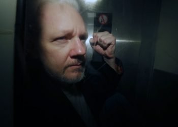 Julian Assange mientras es llevado a una corte de Londres, el 1ro de mayo de 2019. Foto: Matt Dunham / AP.