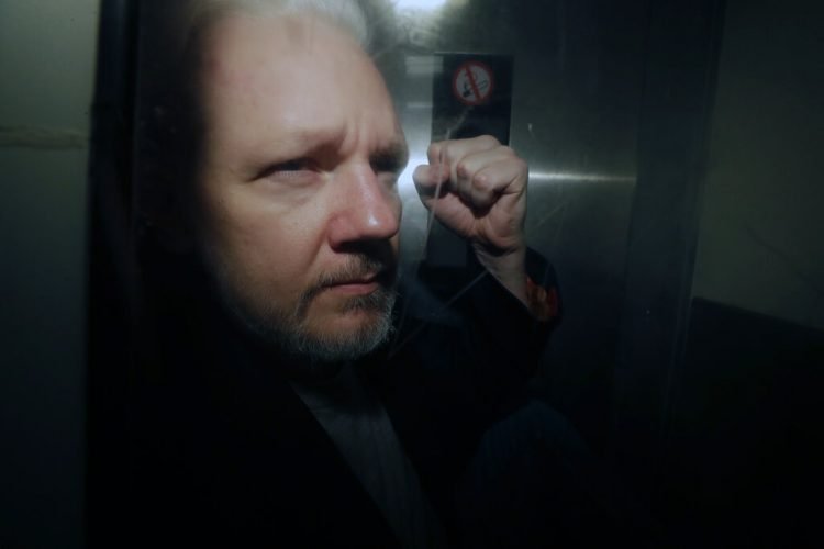 Julian Assange mientras es llevado a una corte de Londres, el 1ro de mayo de 2019. Foto: Matt Dunham / AP.