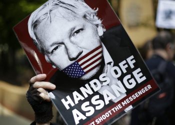 Manifestantes protestan a favor de Julian Assange afuera del tribunal donde estaba prevista una comparecencia del fundador de WikiLeaks en Londres, el 1ro de mayo de 2019. Foto: Matt Dunham / AP / Archivo.