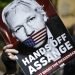 Manifestantes protestan a favor de Julian Assange afuera del tribunal donde estaba prevista una comparecencia del fundador de WikiLeaks en Londres, el 1ro de mayo de 2019. Foto: Matt Dunham / AP / Archivo.