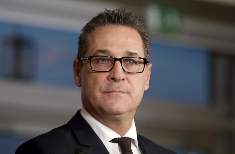 En esta fotografía de archivo del 16 de diciembre de 2017, Heinz-Christian Strache, presidente del partido de derecha FPOE, habla en una conferencia de prensa en Viena, Austria. Foto: Ronald Zak / AP.