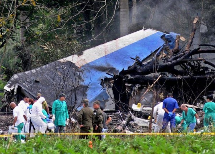 restos del avión Boeing-737 que se estrelló el viernes 18 de mayo, poco después de despegar del aeropuerto José Martí. Foto: Omara García / EFE.